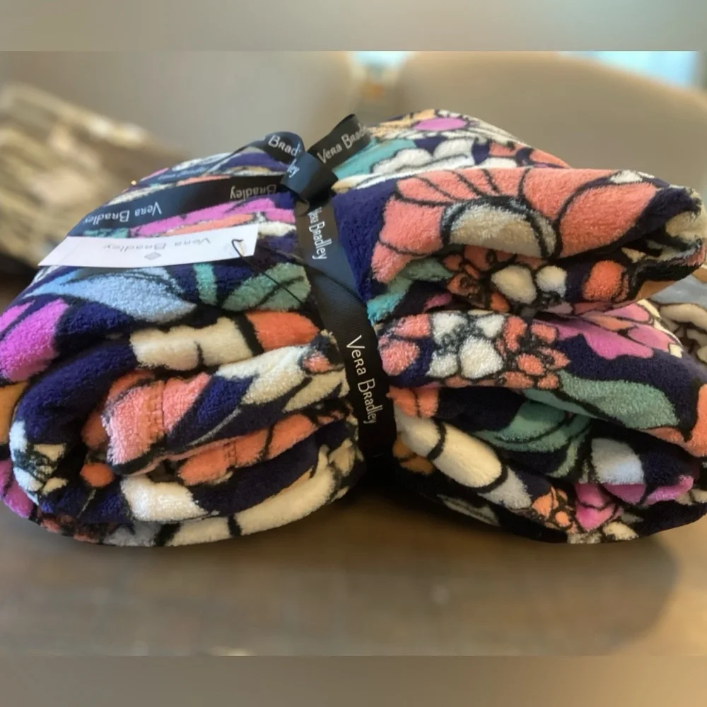 🌸 Vera Bradley NWT  50”x80 Throw Blanket